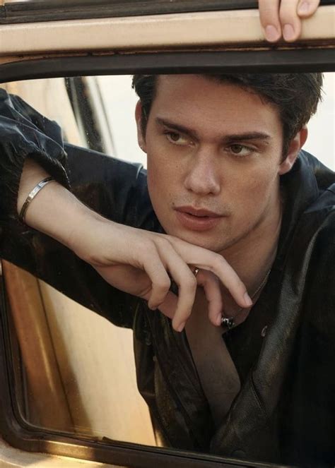 16 Steamy Pics of Nicholas Galitzine From Red, White & Royal。